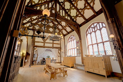 architektura, Dům, struktura, interiér, design, umění, kuchyně, stůl, židle, lavice, lustr, uvnitř, stavba, okno, budova, strop, nikdo, osvětlovací zařízení, nábytek, absence, sedadlo, oblouk, domácí interiér, vyšperkovaný, den, bohatství, luxus, náboženství, vstupní hala, 8K, CC0, veřejná doména, bez autorských práv