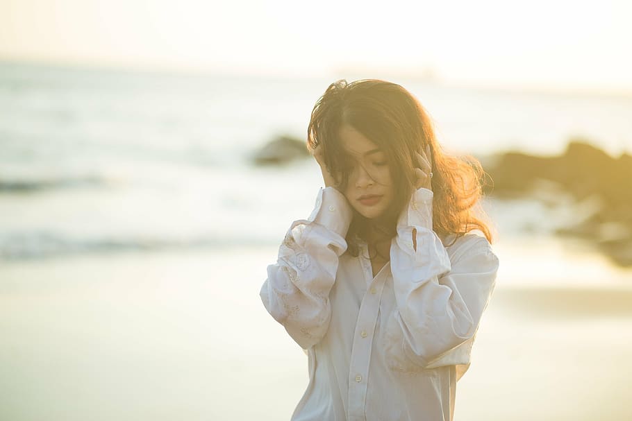 mujer, vistiendo, blanco, camisa de vestir, triste, escarbar, sol inverso, solo, hija, niño, una persona, solo una chica, solo niños, infancia, en pie, gente, al aire libre, centrarse en primer plano, playa, pelo, cintura para arriba, peinado, mar, agua, naturaleza, tierra, pelo largo, mirando abajo, mirando, emoción, adulto joven, día, contemplación, mujer hermosa, 5K