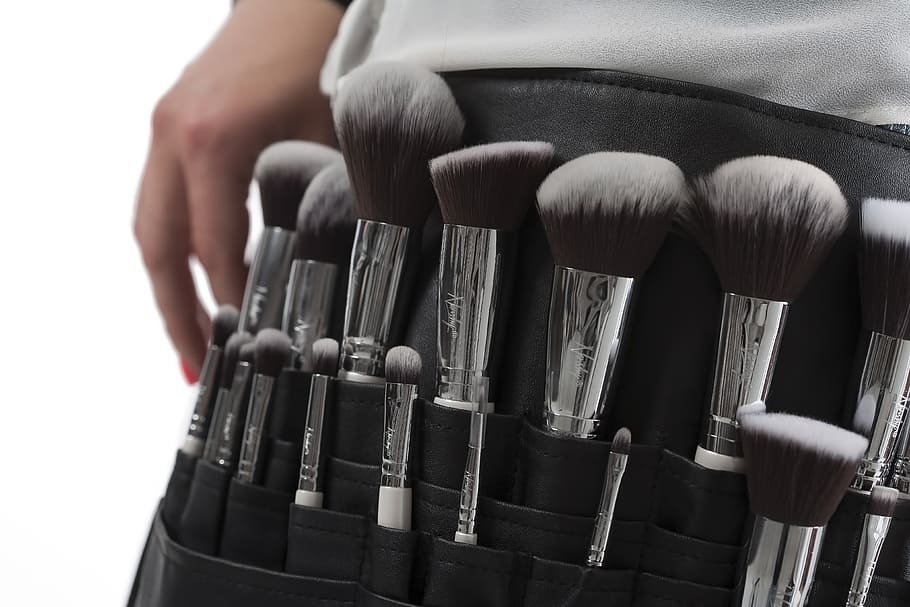 fotografie, štětec na makeup, soubor, make-up štětce, štětce, sada kartáčů, makeup, kosmetický, umělec, uvnitř, detail, jedna osoba, lidské ruky, zaměřit se na popředí, ruka, část lidského těla, hudební nástroj, skutečných lidí, hudba, v řadě, velká skupina objektů, bránice, vzdělání, hospodářství, umělecká kultura a zábava, den, dovednost, hudební vybavení, 4K