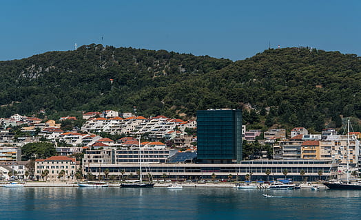Dividido, Croácia, arquitetura, montanhas, panorama, Mediterrâneo, Europa, adriático, construção, turismo, viagem, velho, antigo, Dalmácia, destino, medieval, panorâmica, colorida, céu, mar, Porto, embarcação náutica, Cidade, agua, exterior do edifício, estrutura construída, natureza, beira-mar, transporte, terra, ninguém, Distrito residencial, destinos de viagem, montanha, modo de transporte, paisagem urbana, ao ar livre, iate, embarcações de passageiros, apartamento, 8K, CC0, domínio público, royalty free
