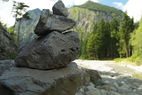 mojón, piedras, torre de piedra, apilar, hombres de piedra, mojones, steinmanderl, duelas de piedra, alpino, directorio, naturaleza, equilibrar, montaña, sólido, rock, roca - objeto, día, centrarse en primer plano, nadie, árbol, tranquilidad, tierra, planta, escena tranquila, escena no urbana, de cerca, al aire libre, piedra - objeto, belleza en la naturaleza, 5K, CC0, dominio público, libre de derechos