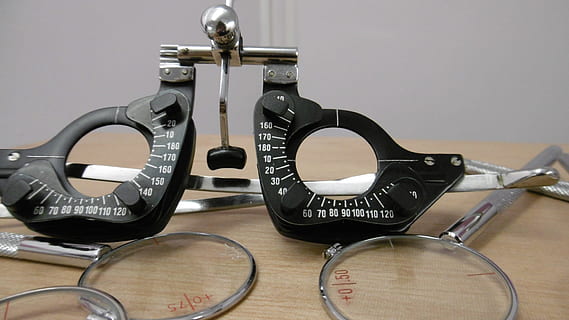 ulleres, marcs de plata, prova d'ulls, vista, visió, optometria, salut, gots, visual, a l'interior, cap gent, natura morta, taula, primer pla, metall, tecnologia, tir de l'estudi, sol objecte, telèfon, color negre, temps, cercle, nombre, equipament, connexió, telèfon fix, nostàlgia, forma geomètrica, 1080P, CC0, domini públic, lliure de regalies