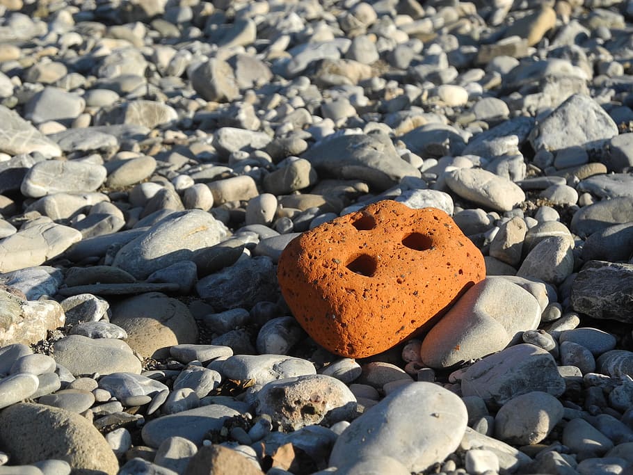 mattone, eroso, erosione, pietra, natura, pietra pomice, rossastro, ciottolo, roccia - oggetto, pietra - oggetto, nessuno, spiaggia, danneggiato, solido, roccia, luce del sole, giorno, terra, strutturato, avvicinamento, all'aperto, vista dall'alto, ruvido, la tranquillità, bellezza nella natura, acqua, 2K