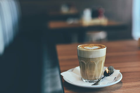 selektiv, fokus fotografie, Trinkbecher, Cappuccino, Kaffee, Cafe, Holz, heiß, Becher, Tasse, Weiß, Kaffeemaschine, Geschäft, Restaurant, Kunst, Design, Löffel, Teller, Serviette, Gewebe, Kaffee trinken, Getränk, Tabelle, Essen und Trinken, Erfrischung, Trinkglas, Latté, Kaffeetasse, drinnen, Untertasse, Fokus auf den Vordergrund, Essgeschirr, Geschirr, Küchenutensilien, Glas, Stillleben, Frische, schaumiges Getränk, keine Leute, heisses Getränk, Café, 5K, CC0, gemeinfrei, lizenzfrei