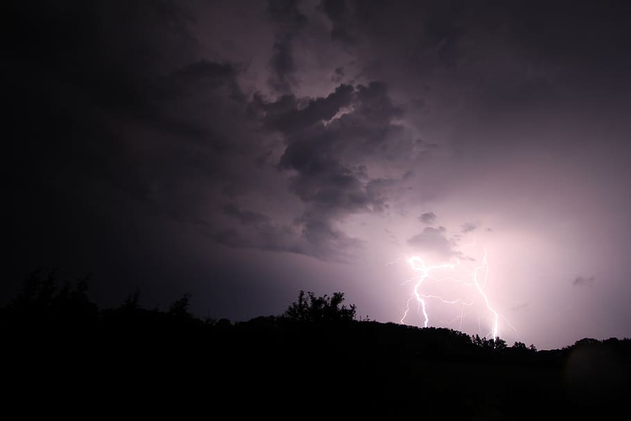 llampec, gris, cels, flaix, tempesta, trons, temps, pluja, núvols, fosc, cel, nit, tempesta de nit, trama de llamps, fotografia nocturna, electricitat, naturalesa, endavant, porpra, llamps, núvol - cel, poder a la natura, bellesa a la natura, poder, silueta, núvol de tempesta, senyal d'advertència, llamps bifurcats, cel dramàtic, escenics - natura, signe, arbre, comunicació, cap gent, a l'aire lliure, ominós, clima extrem, 5K