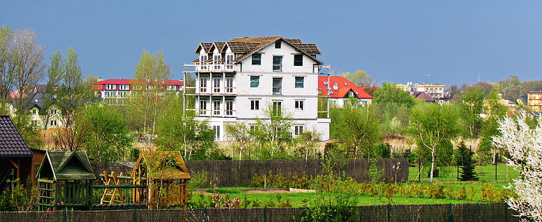 spring, architecture, view, city, relative humidity, green, building exterior, building, built structure, residential district, plant, house, tree, sky, nature, no people, mansion, the past, front or back yard, history, clear sky, home, outdoors, sunny, row house, luxury, cottage, apartment, 4K, CC0, public domain, royalty free