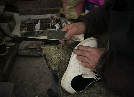 Arbeit, Zimmermann, Kunst, Arbeiten, Werkstatt, Besetzung, Menschen, Männer, eine Person, menschliche Hand, menschliches Körperteil, drinnen, echte Menschen, Hand, Vorbereitung, Fertigkeit, Kunst und Handwerk, Mittelteil, halten, Haushaltsausstattung, Stehen, niedriger Abschnitt, Essen vorbereiten, Finger, 4K, CC0, gemeinfrei, lizenzfrei