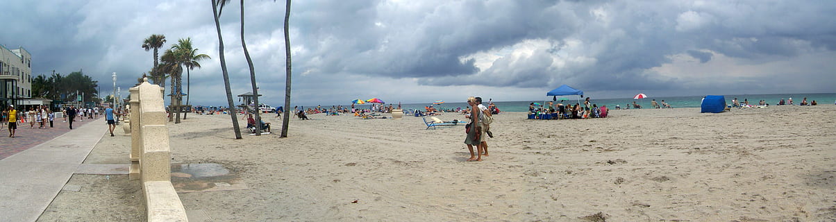 hollywood beach, marts 2008, florida, 2007-08, strand, skyer, fotos, Hollywood, offentligt domæne, sand, himmel, træer, mennesker, hav, sommer, ferier, udendørs, sport, natur, dag, sky - himmel, ro, jord, gruppe af mennesker, vand, fritidsaktivitet, Palme træ, tilfældige mennesker, træ, stor gruppe mennesker, rejse, ferie, menneskemængde, panoramisk, 5K, CC0, offentligt domæne, royaltyfrie