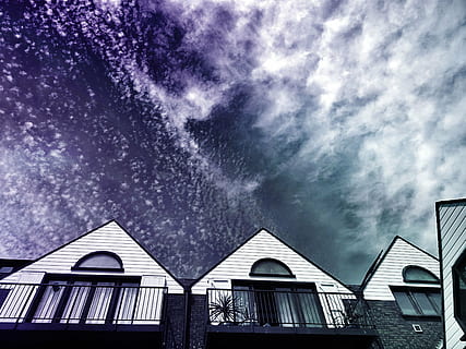 arkitektur, bygninger, Sky, mørk, ekspression, hjem, huse, perspektiv, himmel, sky - himmel, bygning udvendig, bygget struktur, lav vinkel visning, bygning, natur, ingen mennesker, hus, storm, overskyet, udendørs, storm sky, vindue, boligområde, dag, skumring, ildevarslende, 5K, CC0, offentligt domæne, royaltyfrie