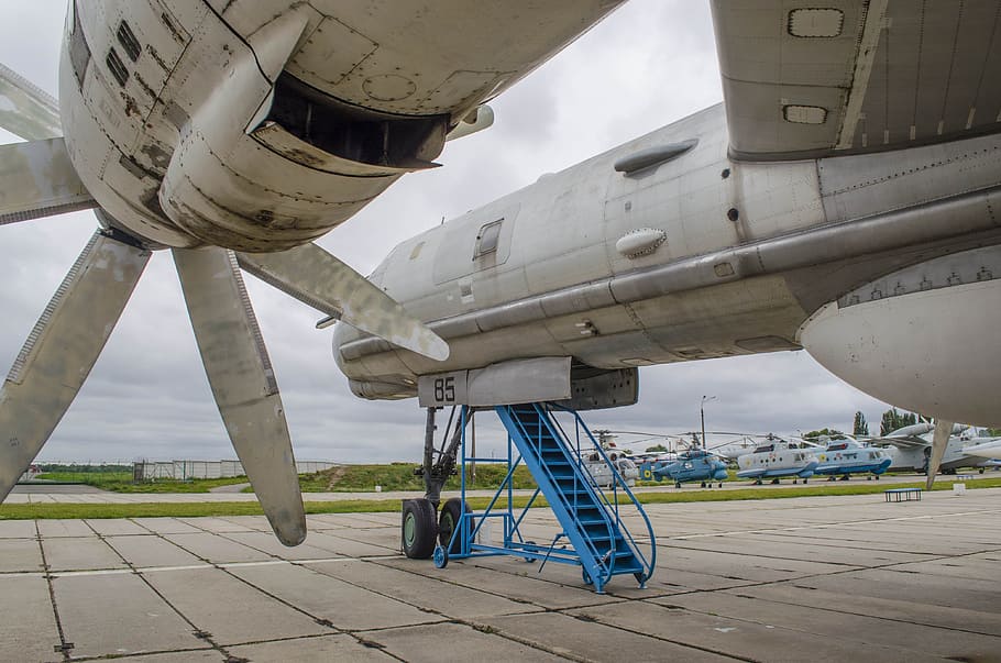 avió, motor, turbina, cargol, rakurs, ala, xassís, el fuselatge, hèlix, ull de bou, fulles, aviació, cel, vehicle aeri, transport, manera de transport, indústria, cap gent, dia, a l'aire lliure, aeroport, indústria aeroespacial, generació de combustible i energia, arquitectura, negocis, naturalesa, viatjar, connexió, terra, estructura construïda, volant, metall, 4K