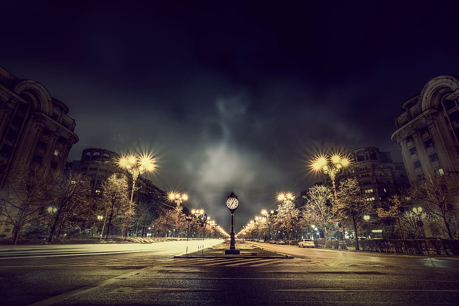 llums del carrer, nit, rellotge, temps, minut, blanc, hores, rellotge de temps, segon, veure, símbol, nombre, vell, negre, tard, antiguitat, negocis, il·luminat, moviment borrós, carrer, a l'aire lliure, una persona, una sola dona, adult, gent, fantasmal, ciutat, arquitectura, arbre, exterior de l'edifici, carretera, transport, moviment, cel, signe, direcció, estructura construïda, exposició llarga, naturalesa, el camí a seguir, longitud completa, llum del carrer, paisatge urbà, 5K