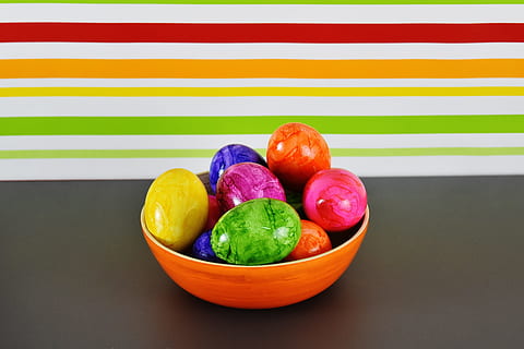 maro, castron, oua de Paste, colorat, Paste Fericit, ou, ouă colorate, culoare, decor, Paști, ouă fierte, vopsite ouă de Paști, multi colorate, în interior, mancare si bautura, nici o persoana, mâncat sănătos, alimente, natură moartă, variație, alegere, fruct, a închide, masa, bunăstare, roșu, prospeţime, ou de Paște, vegetal, 4K, CC0, domeniu public, fără drepturi de autor