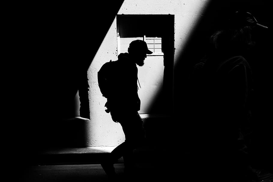 persona, portando, zaino, a piedi, strada, silhouette, uomo, in piedi, accanto, finestra, luce, ombre, persone, bianco e nero, donne, concentrarsi sull'ombra, uomini, ombra, colore nero, buio, una persona, adulto, depressione - tristezza, persone reali, stili di vita, in casa, architettura, caratteristica della parete, luce del sole, struttura costruita, lunghezza intera, giorno, vista laterale, attività di svago, tre quarti, contemplazione, 5K