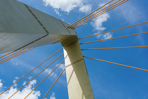 ponte, pilone, millenium, kazan, giallo, blu, cielo, cielo blu, connessione, nuvola - cielo, ponte - struttura fatta dall'uomo, architettura, struttura costruita, cavo, natura, nessuno, giorno, tecnologia, mezzi di trasporto, industria, ponte sospeso, Inquadratura dal basso, all'aperto, elettricità, Alimentazione elettrica, acciaio, linea telefonica, lega, 2K, CC0, dominio pubblico, privo di copyright