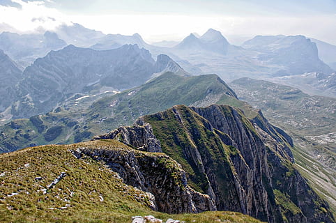hoch, Rise Mountain Luftbild, Hochhaus, Berg, areal, Aussicht, Natur, Landschaft, szenen, Gebirge, draußen, Gipfel, Tal, Rock - Objekt, Reise, Sommer-, grüne Farbe, physische Geographie, Szenen - Natur, Schönheit in der Natur, ruhige Szene, Umgebung, Ruhe, Nicht-städtische Szene, Himmel, idyllisch, Tag, keine Leute, Rock, wolke - himmel, Geologie, Fernbedienung, Formation, 4K, CC0, gemeinfrei, lizenzfrei