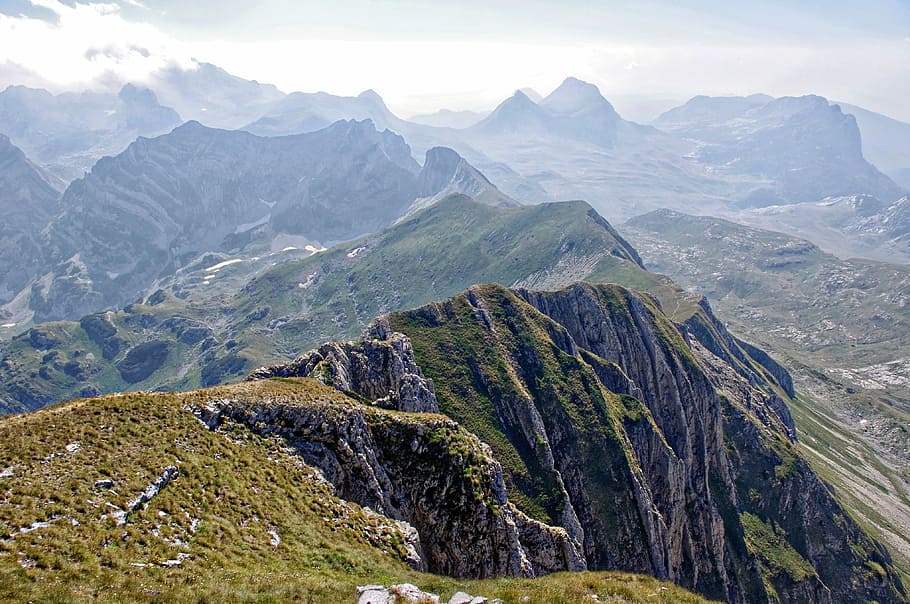 alto, vista aerea di montagna, alto aumento, montagna, un vero, vista, natura, paesaggio, Paesaggi, catena montuosa, all'aperto, picco di montagna, valle, roccia - oggetto, viaggio, estate, colore verde, geografia fisica, scenics - natura, bellezza nella natura, scena tranquilla, ambiente, la tranquillità, scena non urbana, cielo, idilliaco, giorno, nessuno, roccia, nuvola - cielo, geologia, a distanza, formazione, 4K