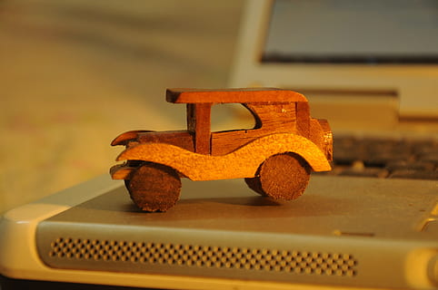 m, A, C, r, Ó, myšlenka, tvořivý, symbol, detail, uvnitř, nikdo, zaměřit se na popředí, způsob dopravy, přeprava, kov, žlutá, auto, rezavý, hračka, jeden objekt, hnědý, technologie, stůl, motorové vozidlo, stálý život, stroje, den, 4K, CC0, veřejná doména, bez autorských práv