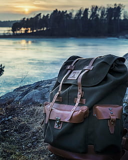 brun, svart, ryggsekk, bag, innsjø, elv, trær, vann, utendørs, reise, eventyr, natur, hav, ingen folk, Strand, dag, solnedgang, reisemål, fokusere på forgrunnen, skjønnhet i naturen, land, naturskjønnhet - natur, himmel, ro, ikke-urbane scene, sky - himmel, sko, personlig tilbehør, 2K, CC0, offentlig domene, opphavsrett gratis