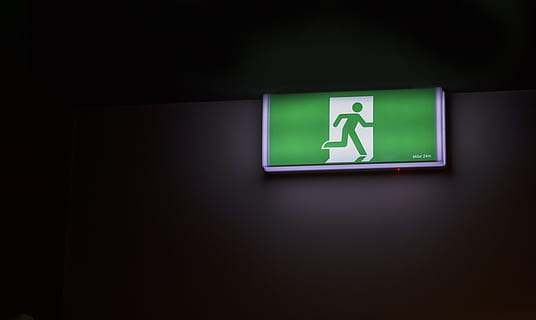 brand exit signage, grøn exit skiltning, Afslut, symbol, kopiere plads, indendørs, grøn farve, belyst, ingen mennesker, industri, skilt, menneskelig repræsentation, repræsentation, meddelelse, vejledning, sikkerhed, tæt på, murbygningsfunktion, teknologi, mandlig lighed, mørk, informationsskilt, Information, retningssignal, sort baggrund, 5K, CC0, offentligt domæne, royaltyfrie
