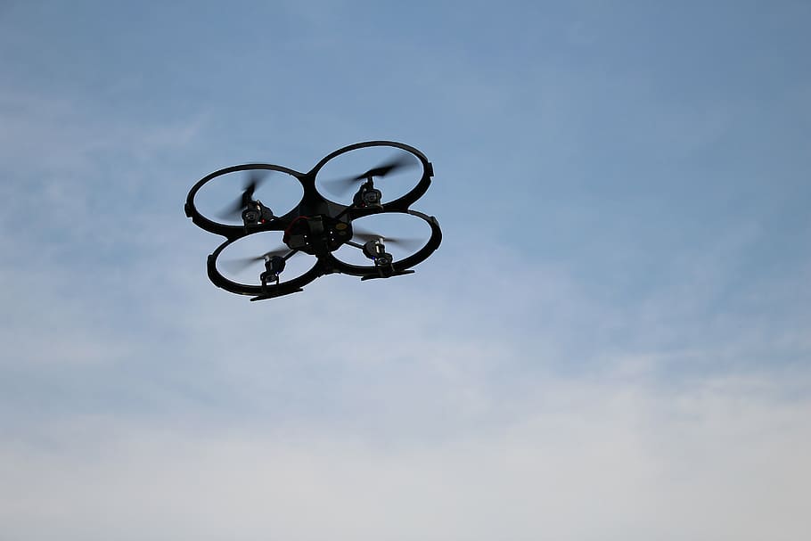 quadcopter, avions, controlat remotament, vista d’angle baix, cel, núvol - cel, naturalesa, cap gent, blau, a l'aire lliure, dia, bicicleta, metall, a l'aire, disseny, transport, cèrcol de bàsquet, silueta, sol objecte, esport, bàsquet - esport, activitat d'oci, 5K