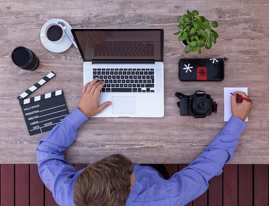 la personne, l'écriture, papier, macbook, pro, table, réalisateur, Youtuber, scénario, scénariste, story-board, scénarisation, producteur de film, d'en haut, sur le lieu de travail, portable, filmklappe, caméra, café, bloc-notes, écrit, énumérés, esquisser, maquette, bureau à domicile, ordinateur, Bureau, affaires, travail, designer, carnet, Créatif, film, court métrage, homme, peindre, bloc de croquis, artiste, lieu de travail, multimédia, artistes, conception, devoirs, Pret à partir, table en bois, photographe, dslr, chemise, t-shirt bleu, un jeune homme, Sur le chemin du travail, webdesigner, homme d'affaire, décontractée, enfer, nettoyer, réussi, les designers, Jeune, canon, loisir, programmeur, informaticien, coupeur, concept, des idées, productif, Macbook Pro, écran, La technologie, la communication, Technologie sans fil, une personne, Hommes, Occupation, utilisant un ordinateur portable, à l'intérieur, Vrais gens, bois - matériau, vue grand angle, lien, adulte, séance, clavier, 4K
