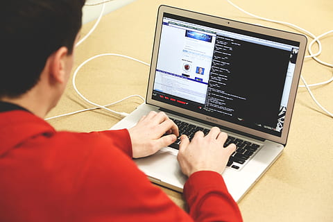 pria, merah, mengetik jaket, Macbook Air, pemrograman, mengembangkan, memulai, notebook, kreatif, komputer, perusahaan, laptop, tampilan, Bukit silikon, modern, kantor pusat, kantor, mengetik, coding, hacker, pembuat kode, lancer, kode, chrome, alat dev, pesta, terminal, macbook, teknologi, kerja, meja tulis, bisnis, koneksi, teknologi nirkabel, satu orang, menggunakan laptop, komunikasi, laki-laki, pendudukan, dewasa, anak muda, perangkat komputer, pria muda, dalam ruangan, keyboard, 5K, CC0, domain publik, bebas royalti