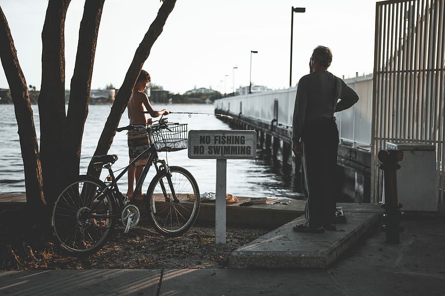 pescar, -no, problema, dos, persona, de peu, moll, platja, pont, embarcador, tanca, signe, aigua, mar, oceà, riu, bicicleta, paviment, concret, home, transport, longitud completa, manera de transport, una persona, persones reals, vehicle terrestre, homes, cel, estils de vida, ciutat, arquitectura, dia, naturalesa, roba casual, estructura construïda, vista del darrere, a l'aire lliure, 5K