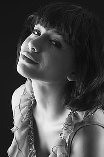 fotografia portretowa w skali szarości, krótkowłosa kobieta, Model, piękny, portret, Twarz, strzelać mody, młody model, kobiety, człowiek, moda, ekspozycja, kontakt, fotografia, model piękna, dziewczynka, młody, młoda kobieta, młoda dziewczyna, piękno, zdjęcie, ludzie, Przegląd, ładna dziewczyna, kobieta, niewinność, makijaż, estetyka, oczy, czarny i biały, jedna osoba, poważny, studio strzał, tylko jedna kobieta, śliczna kobieta, tylko dla dorosłych, strzał w głowę, młody dorosły, styl życia, młode kobiety, czarne tło, prawdziwi ludzie, wewnątrz, zbliżenie, spędzania wolnego czasu, patrząc, przedni widok, odwracając wzrok, dorosły, fryzura, kontemplacja, ludzka twarz, 4K