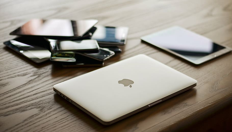 MacBook Air, ipad, dispositius, mac, comunicació, tecnologia, portàtil, a l'interior, taula, cap gent, mobles, oficina, negocis, vista d’angle alt, tecnologia sense fils, material de fusta, connexió, primer pla, escriptori, absència, natura morta, bloc de notes, telèfon mòbil, còpia espai, ordinador, gra de fusta, 4K