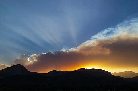 Silhouette, Berg, Weiß, Wolken, tagsüber, Sonnenuntergang, dramatisch, Wolke, Himmel, Blau, Gelb, trocken, Colorado, Sommer-, Feder, Rauch, Feuer, Waldbrand, wolke - himmel, Schönheit in der Natur, Szenen - Natur, Umgebung, Gebirge, Landschaft, keine Leute, Dramatischer Himmel, Natur, Gipfel, Sonnenstrahl, draußen, Scheu, majestätisch, idyllisch, Kraft in der Natur, hell, 4K, CC0, gemeinfrei, lizenzfrei