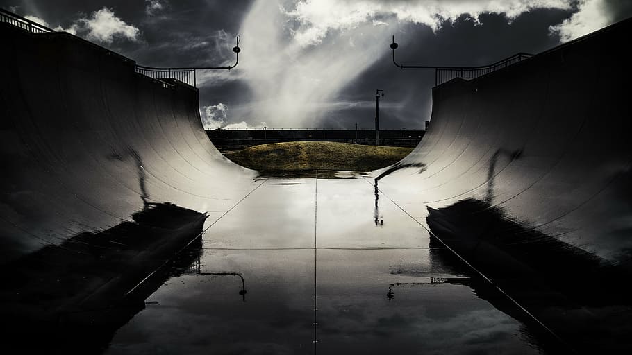 u, calcestruzzo, rampa, giorno, nuvoloso, buio, half pipe, riflessione, Skate park, bagnato, acqua, nessuno, architettura, all'aperto, nuvola - cielo, natura, struttura costruita, cielo, pianta, movimento, bellezza nella natura, lunga esposizione, vista dall'alto, mezzi di trasporto, direzione, energia idroelettrica, acqua corrente, 5K