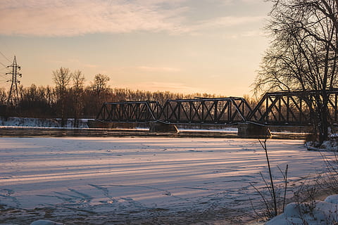 grå, bro, træer, dagtimerne, sort metalbro, struktur, solnedgang, solopgang, træ, kold temperatur, vinter, sne, himmel, bare træ, Frosset, vand, natur, plante, bygget struktur, forbindelse, arkitektur, skønhed i naturen, ingen mennesker, bro - menneskeskabt struktur, is, udendørs, kold, 5K, CC0, offentligt domæne, royaltyfrie