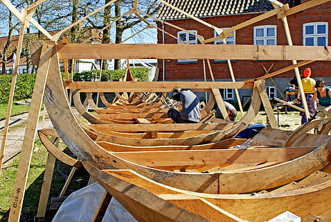 nave vichinga, costruttore navale, Danimarca, legno - materiale, struttura costruita, giorno, architettura, natura, albero, nessuno, pianta, mezzi di trasporto, legna, industria di costruzioni, all'aperto, luce del sole, sito di costruzione, esterno dell'edificio, modo di trasporto, concentrarsi sulle conoscenze acquisite, viaggio, 4K, CC0, dominio pubblico, privo di copyright