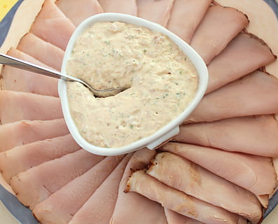 vitello, tonnato, aperitiu, mà humana, mà, menjar i beguda, celebració, menjar, part del cos humà, una persona, bol, frescor, persones reals, estils de vida, part del cos, vista d’angle alt, benestar, alimentació saludable, primer pla, a l'interior, persona irreconeixible, dit, immersió, berenar, 4K, CC0, domini públic, lliure de regalies