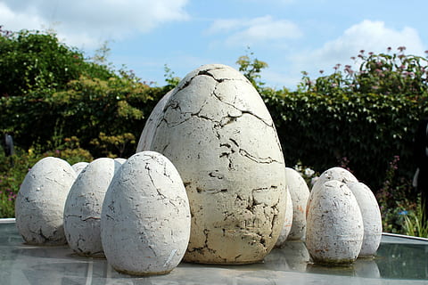 appeltern, Natur, Sommer-, keine Leute, Kunst und Handwerk, Skulptur, Pflanze, Kreativität, Himmel, Tag, wolke - himmel, solide, draußen, Baum, Ruhe, stein material, ruhige Szene, Kunst, Darstellung, Nahansicht, Fokus auf den Vordergrund, Statue, 5K, CC0, gemeinfrei, lizenzfrei