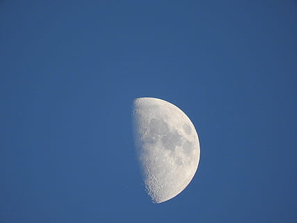 lua, luz do dia, crescente, céu, espaço, astronomia, noite, astrologia, beleza na natureza, superfície da lua, azul, céu limpo, cena tranquila, copie o espaço, visão de baixo ângulo, tranquilidade, lua planetária, natureza, meia-lua, scenics - natureza, espaço e astronomia, ninguém, ao ar livre, luar, 4K, CC0, domínio público, royalty free