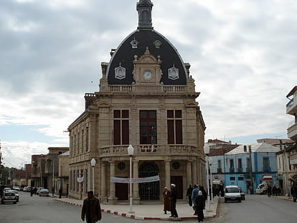 teatro zoco ahras, visión general, zoco ahras, teatro, argelia, nubes, esquina, dominio publico, cielo, arquitectura, escena urbana, calle, gente, exterior del edificio, estructura construida, ciudad, lugar famoso, Europa, Hazme, historia, nube - cielo, destinos de viaje, naturaleza, personas incidentales, día, edificio, grupo de personas, viaje, hombres, turismo, gente real, el pasado, torre, reloj, gobierno, 720P, CC0, dominio público, libre de derechos