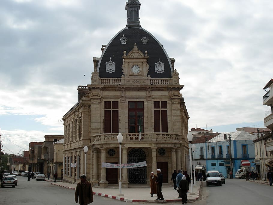 teatre de souk, vista general, souk ahras, teatre, algeria, núvols, cantonada, domini públic, cel, arquitectura, escena urbana, carrer, gent, exterior de l'edifici, estructura construïda, ciutat, lloc famós, europa, cúpula, història, núvol - cel, destinacions de viatge, naturalesa, persones incidentals, dia, edifici, grup de persones, viatjar, homes, turisme, persones reals, el passat, torre, rellotge, govern, 720P