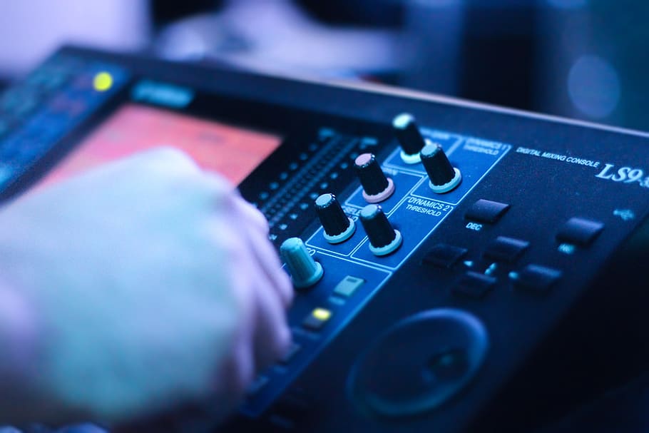 audio konzole, hudba, elektronika, Zvuk, technologie, Zařízení pro záznam zvuku, řízení, audio zařízení, zvukový mixér, umělecká kultura a zábava, kontrolní panel, studio, zařízení, hluk, nahrávací studio, selektivní zaměření, míchání, detail, obsazení, knoflík, klub dj, Naslouchání, uvnitř, rocková hudba, noční život, stiskněte tlačítko, elektrické zařízení, rádiová stanice, 2K
