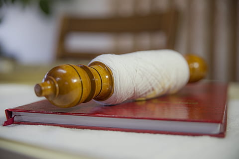 pirita noola, fio sagrado, fio, bola, madeira - material, dentro de casa, lei, ninguém, justiça - conceito, mesa, fechar-se, único objeto, sistema legal, garrafa, martelo, foco seletivo, comida e bebida, cuidados de saúde e medicina, focar em primeiro plano, remédio, relaxamento, luxo, pequeno grupo de objetos, 5K, CC0, domínio público, royalty free