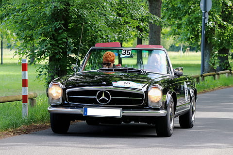 auto, Oldtimer, clasic, PKW, vehicule, mașină de epocă auto, mercedes, benz, daimler, mercedes benz, istoricește, vehicule vechi, mașină, transport, adult senior, adult, conducere, de modă veche, mijloc de transport, vehicul cu motor, copac, plantă, vehiculul terestru, oameni adevărați, drum, stradă, zi, bărbați, oraș, o persoana, vedere din spate, lungime totală, arhitectură, natură, în aer liber, 5K, CC0, domeniu public, fără drepturi de autor
