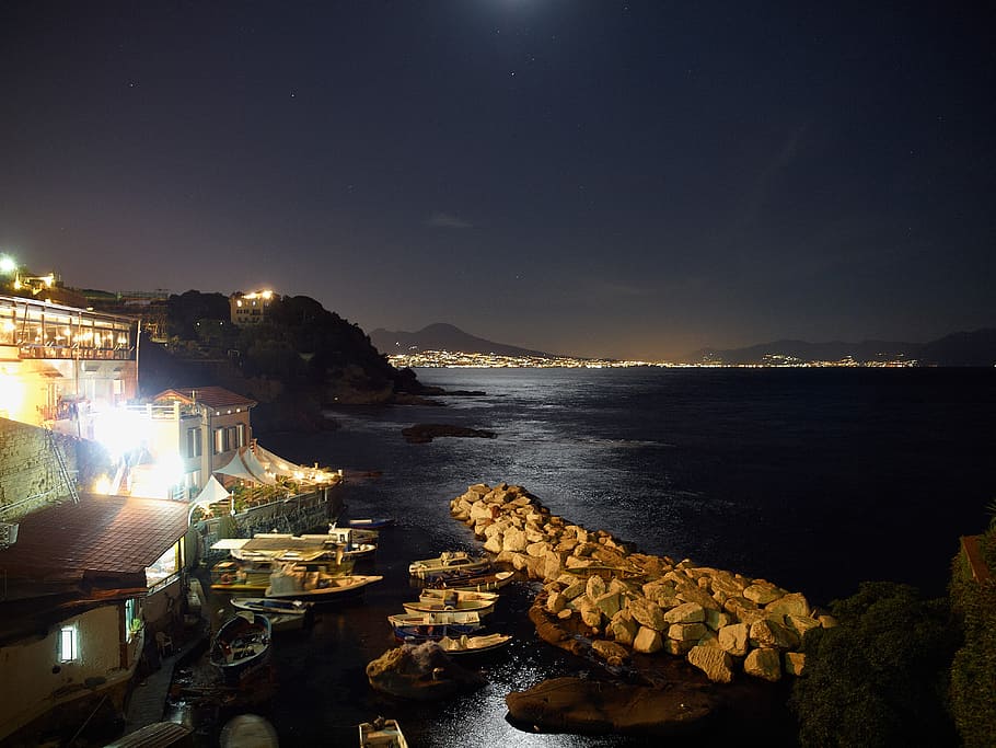marró, cases, vora del mar, nit, posillipo, naples, mar, aigua, llocs de viatges, viatjar, destinacions de viatge, vespre, línia de costa, a l'aire lliure, port, vaixell nàutic, lloc famós, reflexió, il·luminat, ciutat, exterior de l'edifici, arquitectura, estructura construïda, cel, naturalesa, cap gent, terra, platja, transport, edifici, bellesa a la natura, núvol - cel, badia, 4K