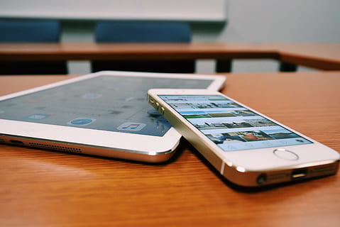iphone argento 5, 5s, riposo, ipad, tavolo, scrivania, tavoletta, dispositivo, posto di lavoro, finanza, consumismo, nessuno, attività commerciale, avvicinamento, e-commerce, in casa, tecnologia, Business aziendale, moderno, comunicazione, connessione, tecnologia wireless, smart phone, dispositivo di informazione portatile, cellulare, legno - materiale, convenienza, natura morta, messa a fuoco selettiva, schermo, mobilia, bancario, 2K, CC0, dominio pubblico, privo di copyright