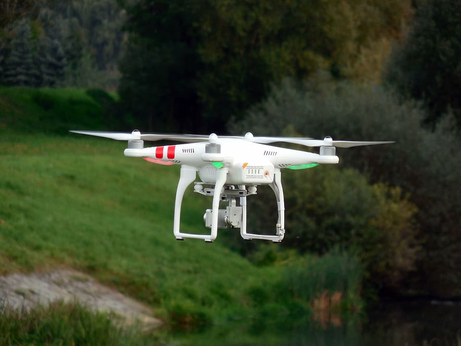 blanc, dji, fantasma, quadcopter, hèlix, model, rotors, drone, volar, màquina voladora, quadrotor, quadricòpter, controlat remotament, nsa, espia, flotar, treure, càmera, prat, volant, vehicle aeri, helicòpter, transport, avió, tecnologia, aire, manera de transport, a l'aire, vigilància, temes de fotografia, arbre, cap gent, planta, futurista, càmera - equip fotogràfic, moviment, dia, naturalesa, indústria aeroespacial, agressió, 2K