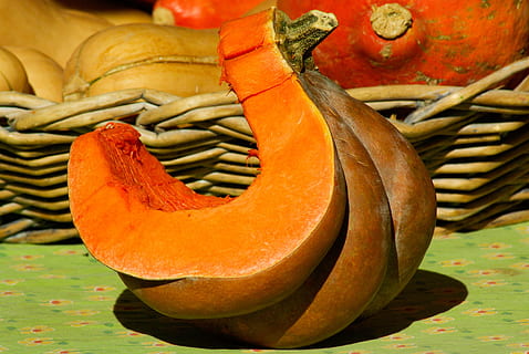 gesneden pompoen, squash, groenten, pompoen, vallen, eten en drinken, voedsel, gezond eten, versheid, groente, welzijn, geen mensen, Oranje kleur, fruit, detailopname, squash - groente, herfst, kalebas, stilleven, biologisch, halloween, binnenshuis, stack, rijp, vegetarisch eten, 4K, CC0, publiek domein, royaltyvrij