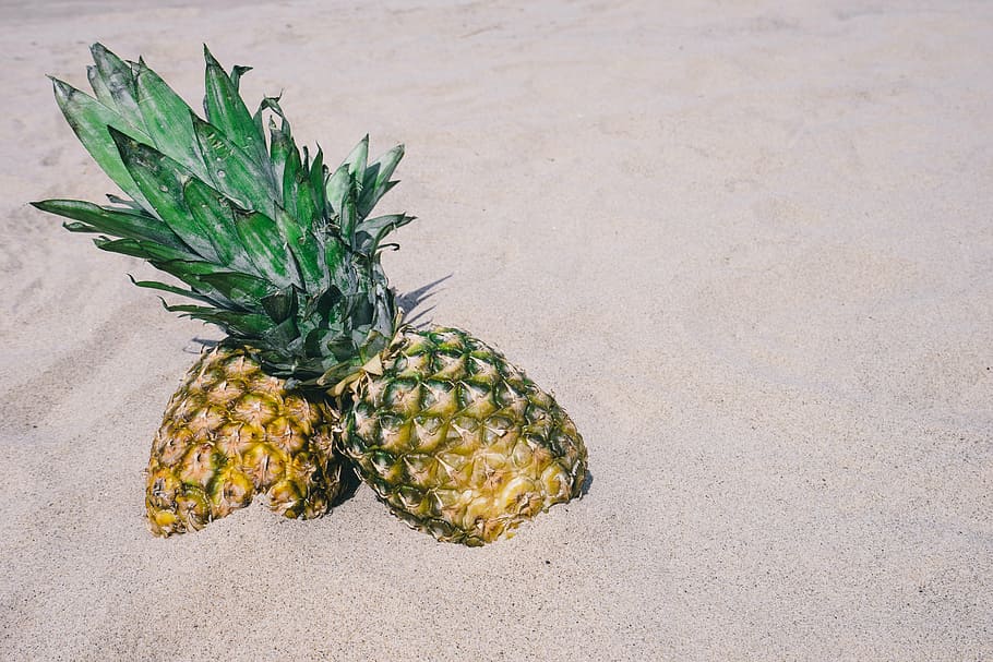 dva, ovoce ananasu, písek, ananas, pláž, léto, letní, letní vibrace, ovoce, tropické ovoce, copyspace, jídlo, jídlo a pití, Zdravé stravování, blahobyt, svěžest, nikdo, Příroda, zelená barva, den, detail, přistát, venku, stálý život, organický, zdravý životní styl, zralý, žlutá, malá skupina objektů, 5K
