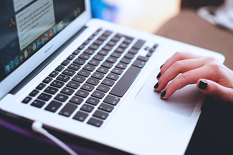 Frau Hände, Arbeiten, auf einen, ein Laptop-Computer, tragen, Nagellack, Frau, Hände, Laptop-Computer, Technologie, Kommunikation, Computer, Laptop, Marketing, Arbeit, Tippen, menschliche Hand, Internet, Geschäft, Menschen, Nahansicht, Computer Tastatur, kabellose Technologie, nicht erkennbare Person, menschlicher Finger, mit laptop, Verbindung, Computerausrüstung, menschliches Körperteil, Hand, Tastatur, eine Person, drinnen, selektiver Fokus, Erwachsene, tragbares Informationsgerät, Finger, Surfen im Internet, Computerschlüssel, 4K