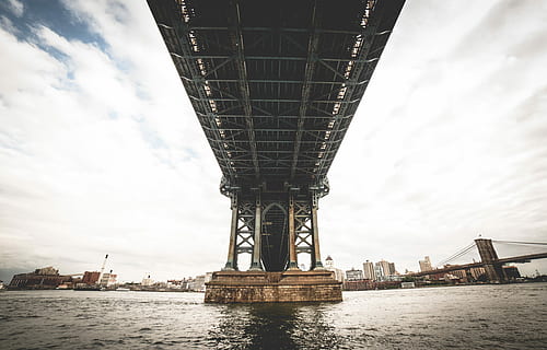 grå, stålbro, hav, blå, himmel, bro, overskyet, struktur, flod, bygning, affjedring, under broen, konstruktion, lykkelig, new york, nyc, apparat, teleskop, bestemmelsessted, Bugt, arkitektur, vand, bygget struktur, transportmidler, forbindelse, bro - menneskeskabt struktur, havnefronten, natur, by, rejse, sky - himmel, rejsemål, bygning udvendig, ingen mennesker, turisme, høj - høj, udendørs, kontorbygning udvendig, skyskraber, 4K, CC0, offentligt domæne, royaltyfrie