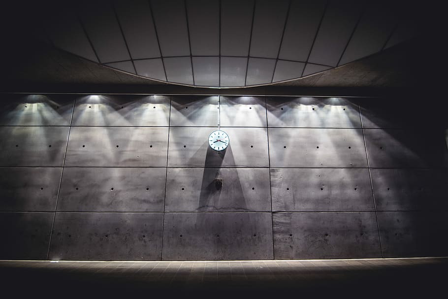 rellotge analògic, paret, convertit, llum de sostre, rellotge, temps, gris, concret, estació, arquitectura, minimalisme, modern, simplista, a l'interior, il·luminat, sòls, signe, comunicació, funció de construcció de parets, transport, orientació, cap gent, estructura construïda, equips d’il·luminació, direcció, túnel, llum, metro, sostre, símbol, nit, sòl de rajoles, 5K