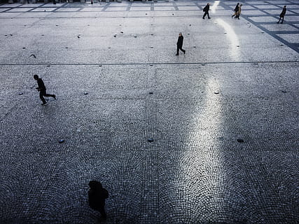 mennesker, gå, parkere, dagtimerne, beton, gangbro, syv, person, grå, stueetage, urban scene, gade, byliv, fodgænger, sløret bevægelse, by, udendørs, fortov, uigenkendelig person, vinter, kold temperatur, fugl, dyre temaer, dyreliv, dag, rigtige mennesker, livsstil, høj vinkel visning, gruppe af mennesker, vej, herrer, transportmidler, fritidsaktivitet, våd, natur, hvirveldyr, Kvinder, regn, regntiden, 4K, CC0, offentligt domæne, royaltyfrie